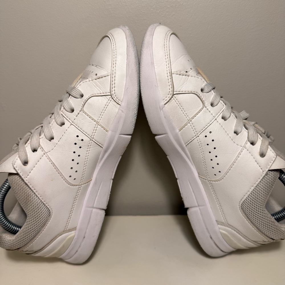 ON The Roger Clubhouse White Leather Womens Size 6 Athletic Running Sneaker READ - Picture 6 of 9